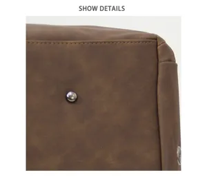 Gros plan sur le fond du sac de voyage en cuir marron, coutures fines et clou de pied en métal.