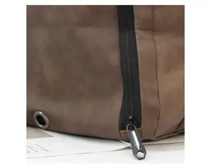 Vue détaillée de la fermeture éclair du compartiment à chaussures et de l'œillet en cuir marron.