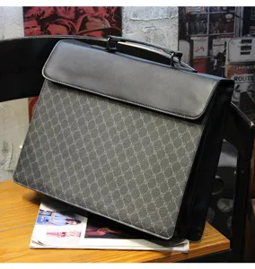 Borsa da uomo da lavoro in pelle borsa a tracolla strutturata con monogramma retrò.