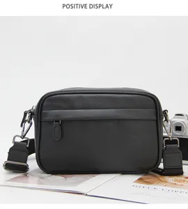 Vista detallada frontal del bolso cruzado horizontal informal de cuero negro para hombre.