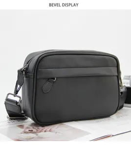 Vista detallada del bolso cruzado de cuero negro para hombre con bolsillo y correa ajustable.