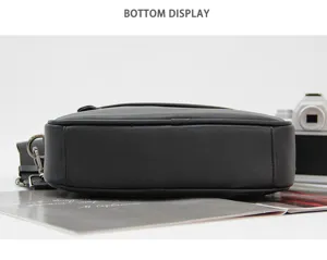 Vista de detalles inferiores del bolso bandolera horizontal de cuero negro para hombre elegante.
