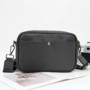 Bolso bandolera negro de cuero para hombre, bolso casual con correa ancha para uso diario.