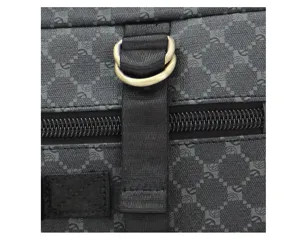 Dettaglio zaino a quadri da uomo, grande borsa da viaggio multifunzionale con accessori resistenti.