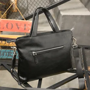 Borsa da lavoro classica in pelle nera da uomo con manici e tracolla regolabile.