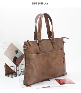 Vista lateral detallada del bolso de negocios marron para hombre con asas y anillas.