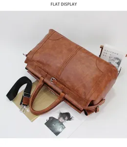 Vue détaillée du sac de voyage rétro marron pour homme avec texture cuir et boucles.