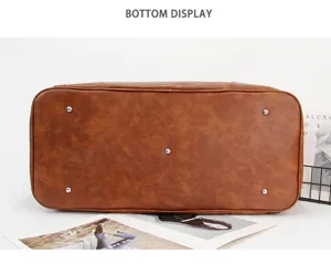Vue détaillée du fond du sac de voyage marron vintage pour homme avec pieds en métal.