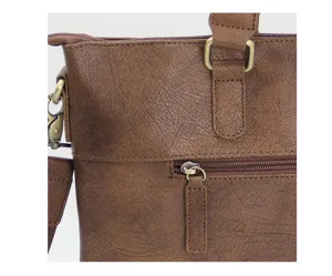 Primer plano detalle de bolso mensajero de cuero marrón retro para hombre y textura.