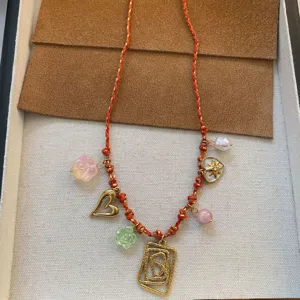 Bunte geflochtene Kordelkette mit süßen Charms im Trend für modische Outfits und Accessoires.