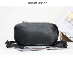 Vue de détail du fond du sac à dos d'affaires pour hommes en similicuir noir résistant.