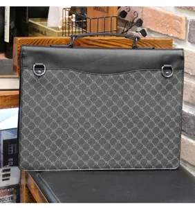 Borsa di affari da uomo borsa a tracolla vista dettagliata che mostra texture e ferramenta.