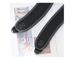 Vue détaillée des bretelles de sac à dos noires en filet respirant avec boucles de réglage.