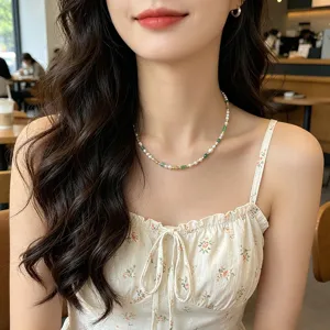 Collier clavicule de perles fait main style mint mambo avec dégradé et charme frais.