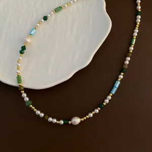 Magnifique collier de perles fait main avec des pierres colorées pour femmes et filles.