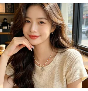 Collier pendentif trèfle en perles chic, chaîne élégante en pierre naturelle au quotidien.
