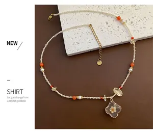Collier de perles pendentif résine fleurs séchées pierre naturelle bijou élégant