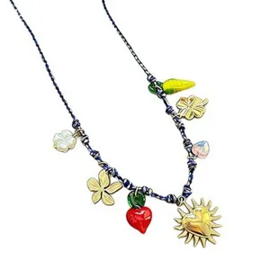 Farbenfrohe mehrelementige geflochtene Charm-Halskette mit niedlichen Sonnen- und Herzanhängern.