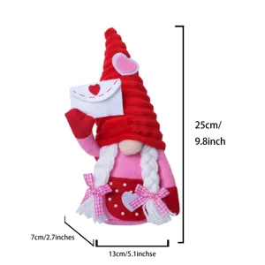 Detailansicht des Valentinstag Zwergs mit rotem Hut, Herz, Plüschmaterial und 25cm Grösse.