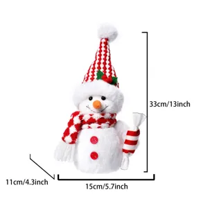 Vue détaillée de la poupée bonhomme de neige en peluche de Noël avec bonnet.