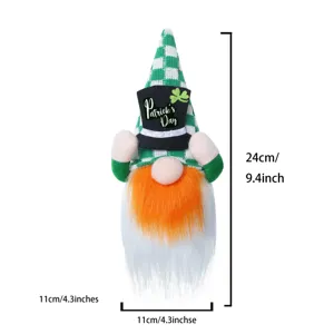 Λεπτομέρεια νάνου St. Patrick, πράσινο καπέλο με καρό μοτίβο και στολίδι τριφυλλιού.