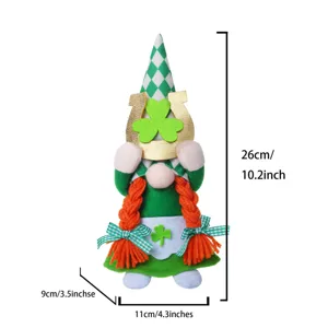 Detailansicht des St. Patricks Day Plueschgnoms mit Kleeblatt und einem Glueckshufeisen.
