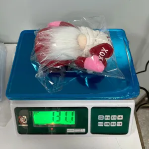 Valentinstag Weihnachten faceless Zwerg Plueschpuppe mit Herz Dekoration Detail Ansicht