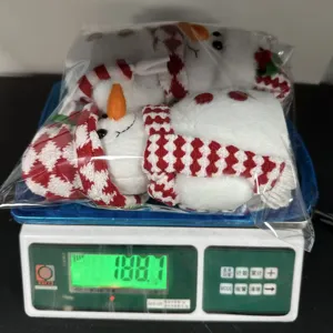 Peluche de bonhomme de neige de Noël rouge et blanc, décoration de fête douillette.