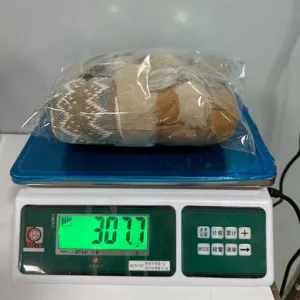 Χαριτωμένος χριστουγεννιάτικος νάνος κούκλα βελούδινο παιχνίδι σε συσκευασία για διακόσμηση.