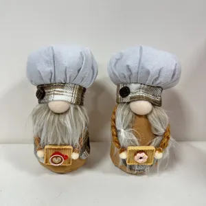 Süße Kaffeekuchen-Koch-Wichtel-Paar-Plüschpuppe Tisch-Dekor-Ornament für festliche Geschenke.