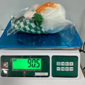 Λεπτομερής όψη βελούδινης κούκλας του Αγίου Πατρικίου που δείχνει το βάρος στη ζυγαριά.