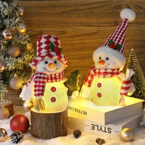 Poupée en peluche lumineuse bonhomme de neige de Noël rouge et blanc de style nordique.