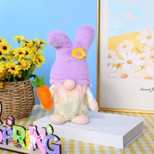 Poupée gnome en peluche de Pâques avec oreilles de lapin violettes et carotte deco