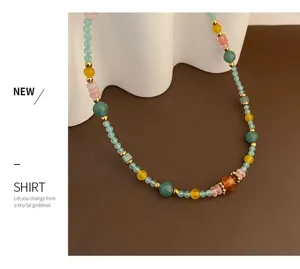 Collier de perles en pierre naturelle colorée, design chic contrasté, élégant bijou pour femmes.