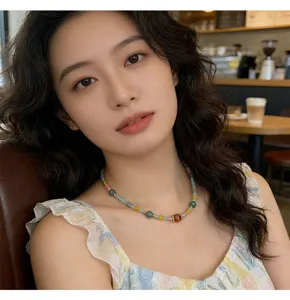 Collier ras de cou en perles de pierre naturelle avec design contrasté multicolore chic.
