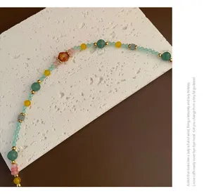 Gros plan sur le collier de perles colorées élégant avec des pierres naturelles et détails.