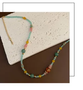 Gros plan détaillé d'un collier de perles en pierre naturelle color-block, bijoux tendance.