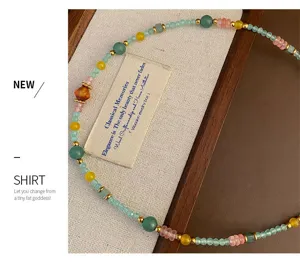 Collier ras de cou chic en perles de pierres naturelles multicolores avec finitions.