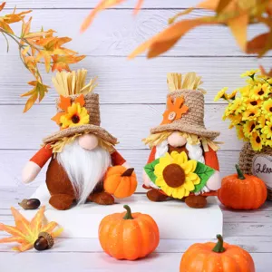 Erntedank Wichtel Herbst Dekoration gesichtslose Puppe mit Kürbis und Ahornblatt Details.