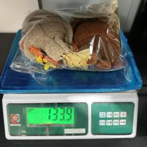 Erntezeit Vogelscheuche puppe Detailansicht mit Gewicht und Verpackung für Dekoration.