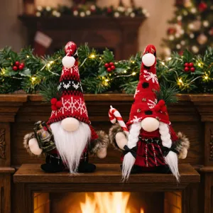 Weihnachten gesichtslose Wichtel Pluesch Puppe Ornament mit Strickmuetze Laterne und Zuckerstange.