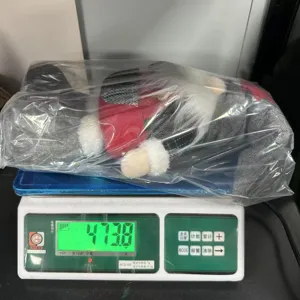 Detalle de peluche de gnomo navideño, decoración navideña nórdica con barba larga y sombrero.