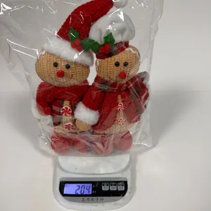 Paar pluche peperkoekman poppen kerst detailweergave van producttextuur en gewicht.