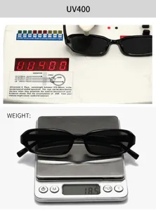Detailansicht der retro schmalen eckigen Sonnenbrille, schwarzer Rahmen, UV400 Test