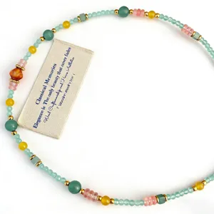 Collier de perles en pierre naturelle colorée avec accents dorés bijou tendance chic