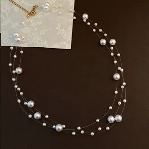 Prachtige meerlaagse zwevende parel choker ketting onzichtbare vislijn minimalistische stijl.