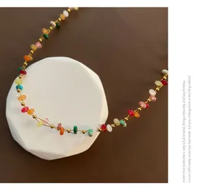 Primo piano della collana di perle in pietra naturale, elegante catena colorata.