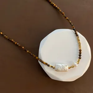Detailansicht der Tigerauge Perlenkette mit Perlen und Gold Abstandshaltern fur Damen vintage