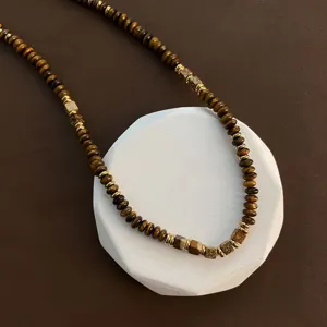Nahaufnahme Detail der Vintage Tigerauge Perlenkette mit retro braunen Edelsteinen.