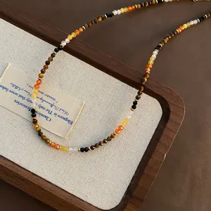 Retro Maillard Tigerauge Perlen Halskette mit funkelnden Kristallen und goldenen Elementen.